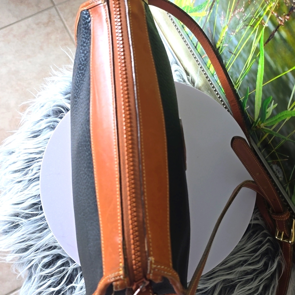 Dooney & Bourke Vintage Black and Tan  Crossbody Bag with Gold Hardware A2959723 - Picture 5 of 9
